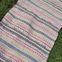 pasetlfarvet-mønsteret-gammelt-bomulds-tæppe-svensk-kludetæppe-løber